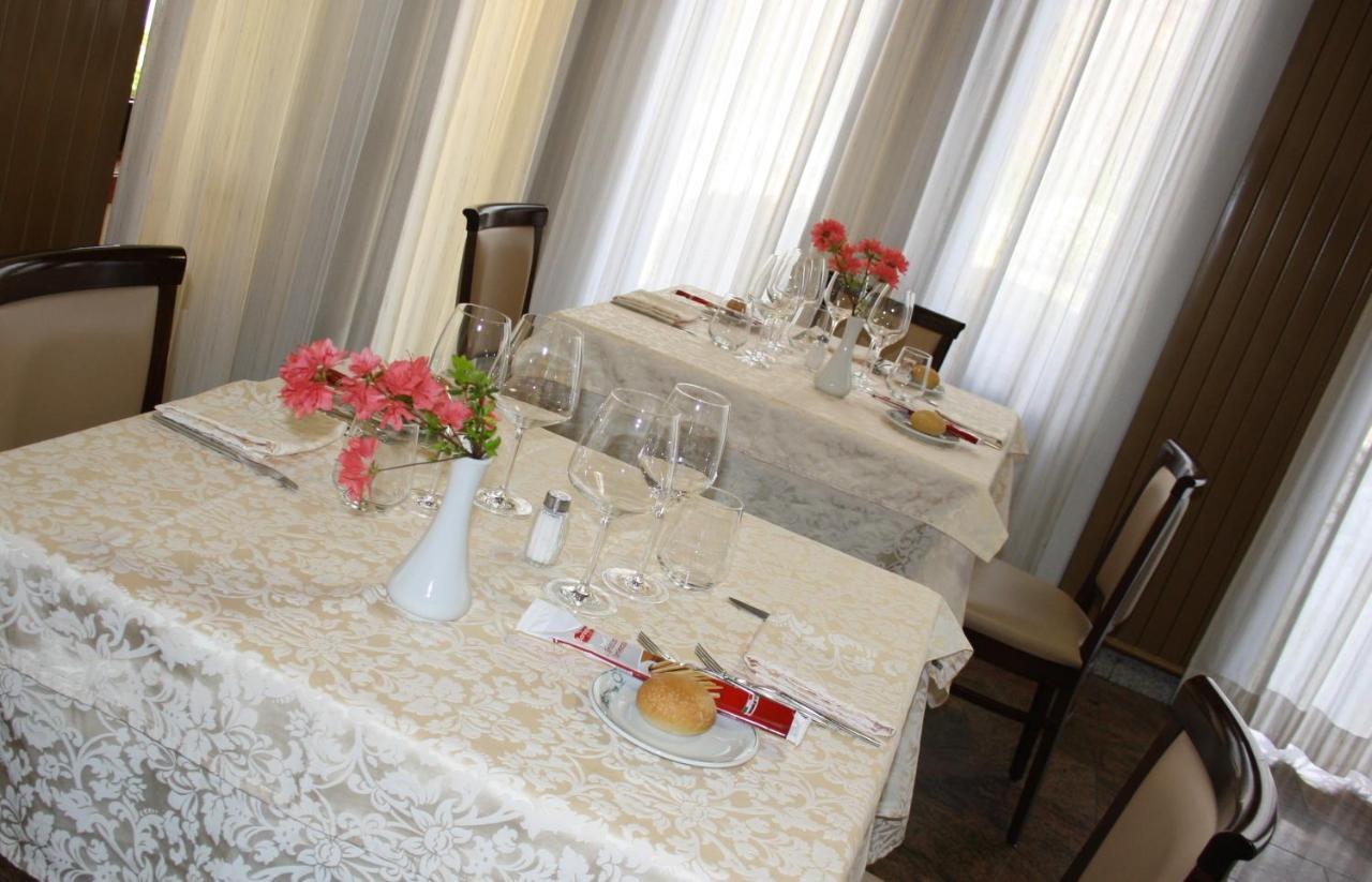 Albergo Ristorante Cicin Casale Corte Cerro Exterior foto